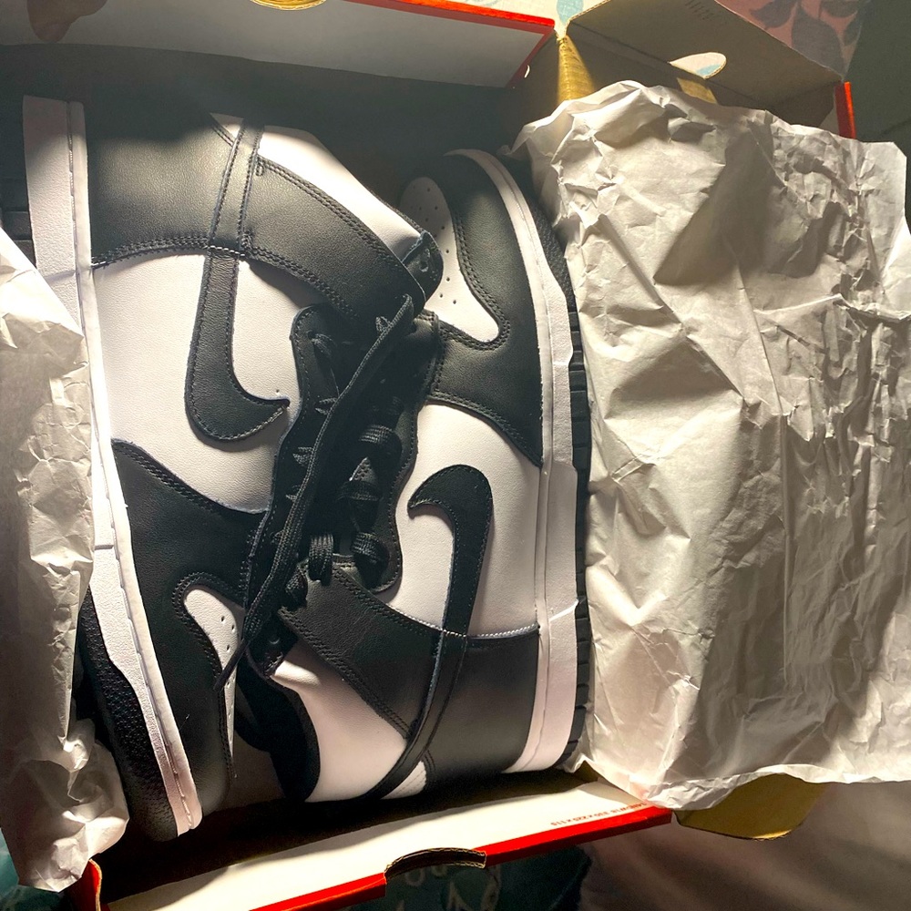 Black and white women dunks, size 11